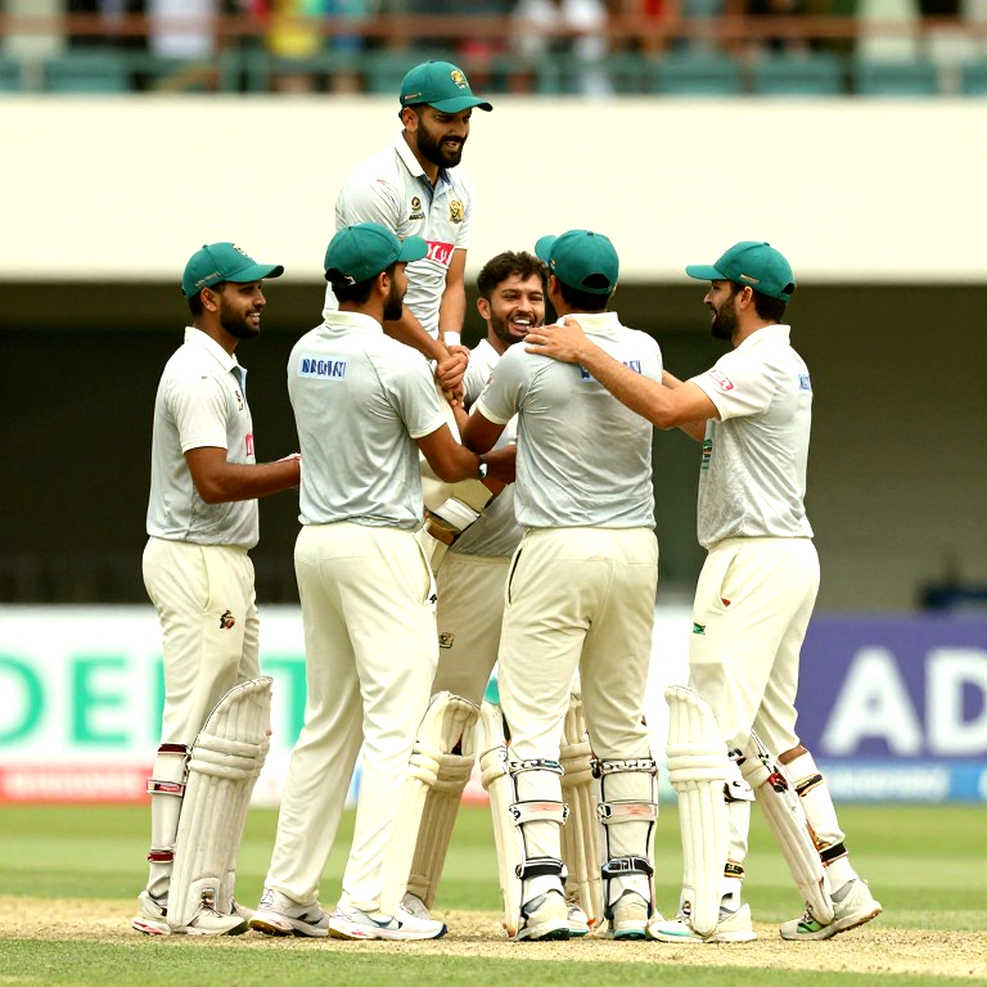 আশ্রমের ছবি, পাঁচ কোটির দাবি: তারকা-ব্র্যান্ডের অর্থনীতি যখন গুজবের আয়নায় আশ্রমের ছবি, পাঁচ কোটির দাবি: তারকা-ব্র্যান্ডের অর্থনীতি যখন গুজবের আয়নায়