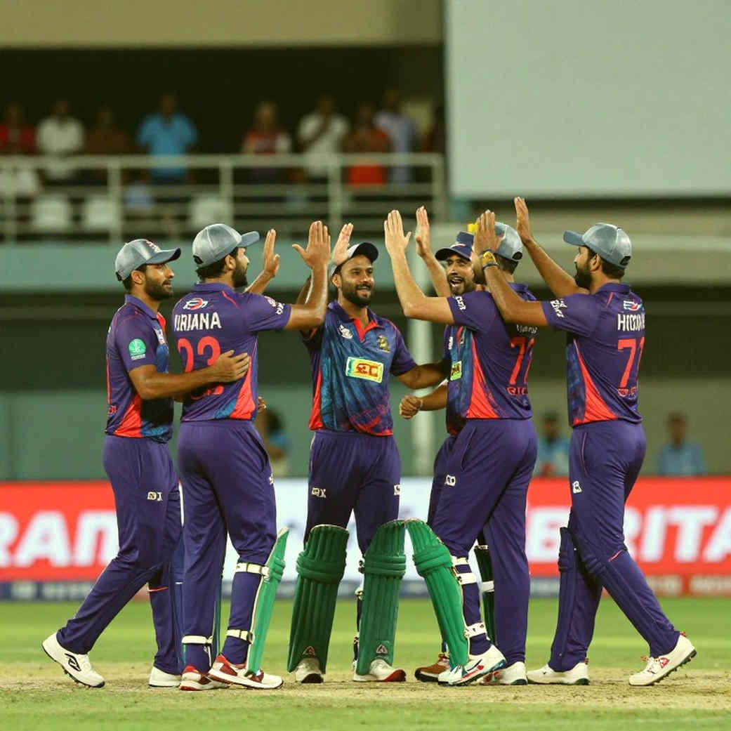 আশ্রমের ছবি, পাঁচ কোটির দাবি: তারকা-ব্র্যান্ডের অর্থনীতি যখন গুজবের আয়নায় আশ্রমের ছবি, পাঁচ কোটির দাবি: তারকা-ব্র্যান্ডের অর্থনীতি যখন গুজবের আয়নায়